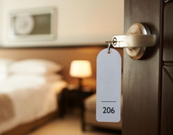Oświetlenie zapewniające komfort gości w pokoju hotelowym