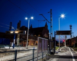 PKP montuje oświetlenie LED na przejazdach, peronach i w przejściach podziemnych