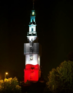 Wieża Jasnej Góry w biało-czerwonych barwach na 100-lecie odzyskania przez Polskę niepodległości