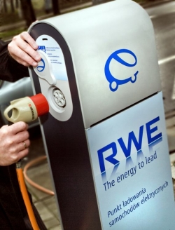 Pierwszy publiczny punkt ładowania pojazdów elektrycznych dzięki współpracy RWE, Green Stream i Miasta Stołecznego Warszawy