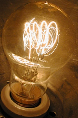 Święto Światła w Muzeum Energetyki: zapłonęła stuletnia żarówka