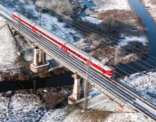 Kolejowe statyczne przemienniki częstotliwości Hitachi Energy pomogą zelektryfikować najważniejszy korytarz kolejowy na Litwie