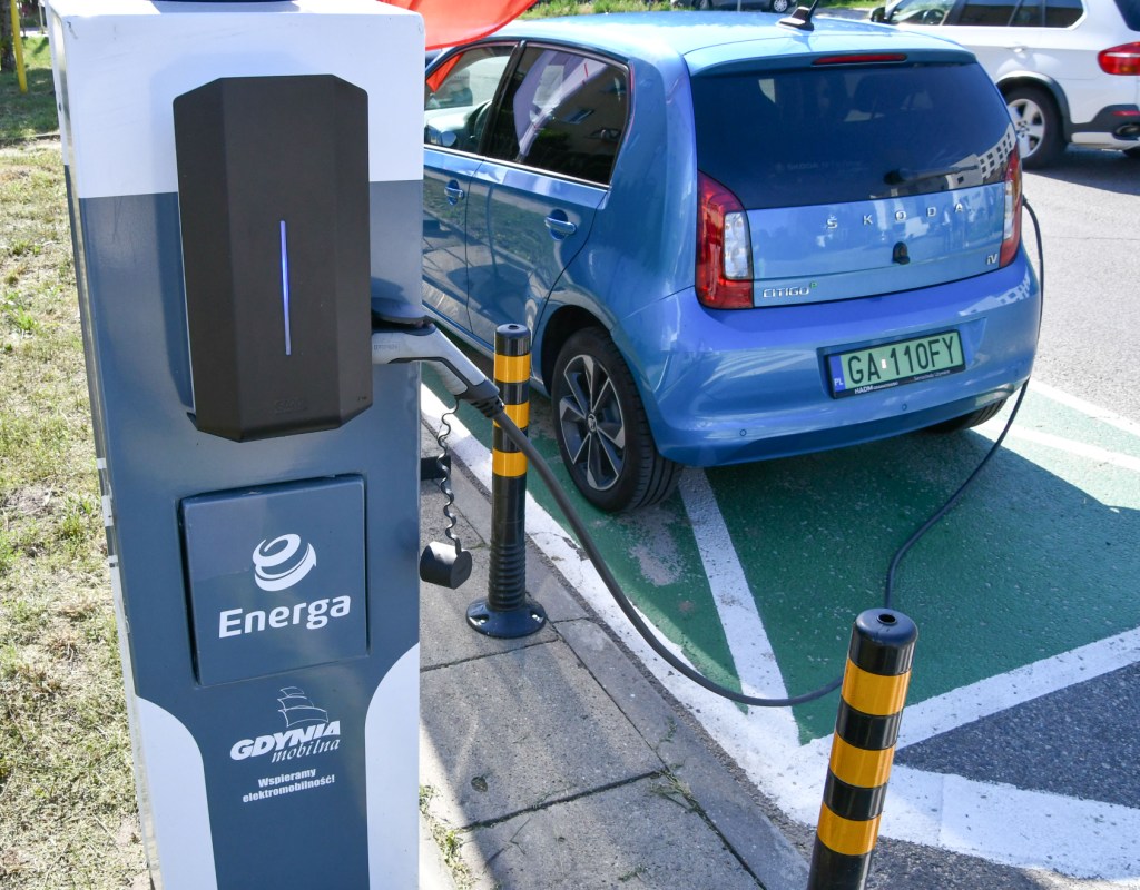 Energa udostępnia kierowcom innowacyjne ładowanie pojazdów na słupach oświetleniowych w Gdyni