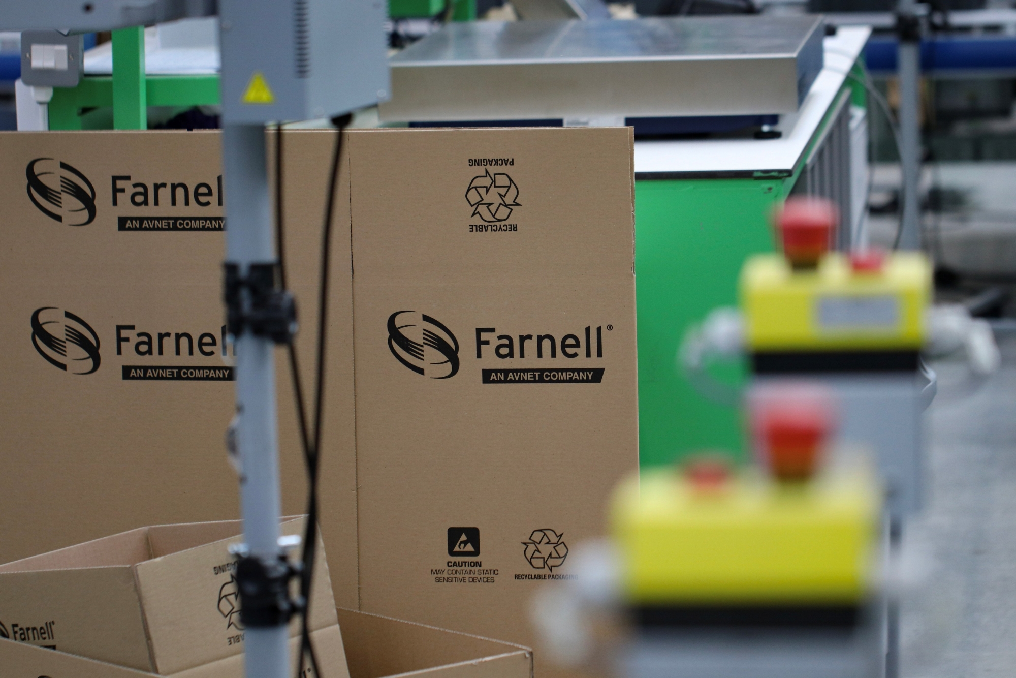 Linia do pakowania zamówień w centrum logistycznym sklepu internetowego Farnell