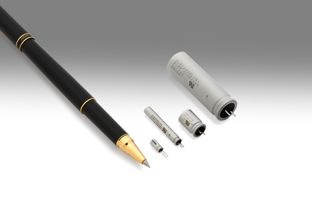 Miniaturowe ogniwa serii SLB w porównaniu do rozmiaru zwykłego długopisu.
