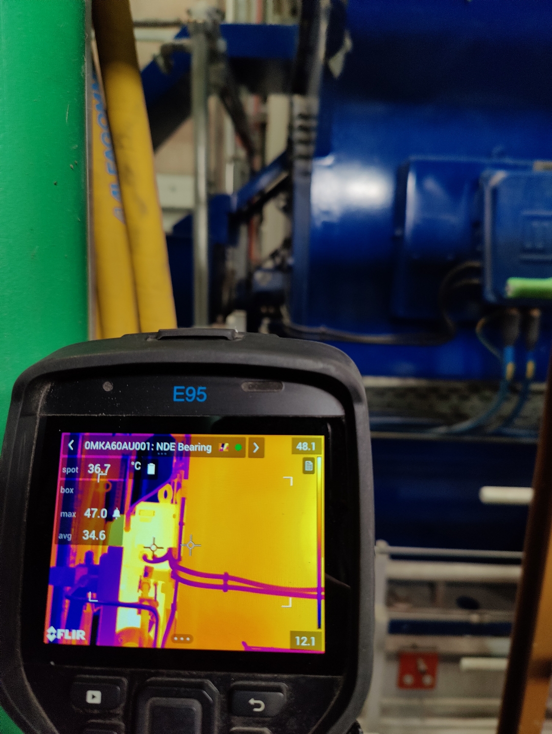Inżynierowie z PFE Limited dokonują inspekcji elementów mechanicznych i elektrycznych za pomocą kamery termowizyjnej FLIR Exx-Series.
