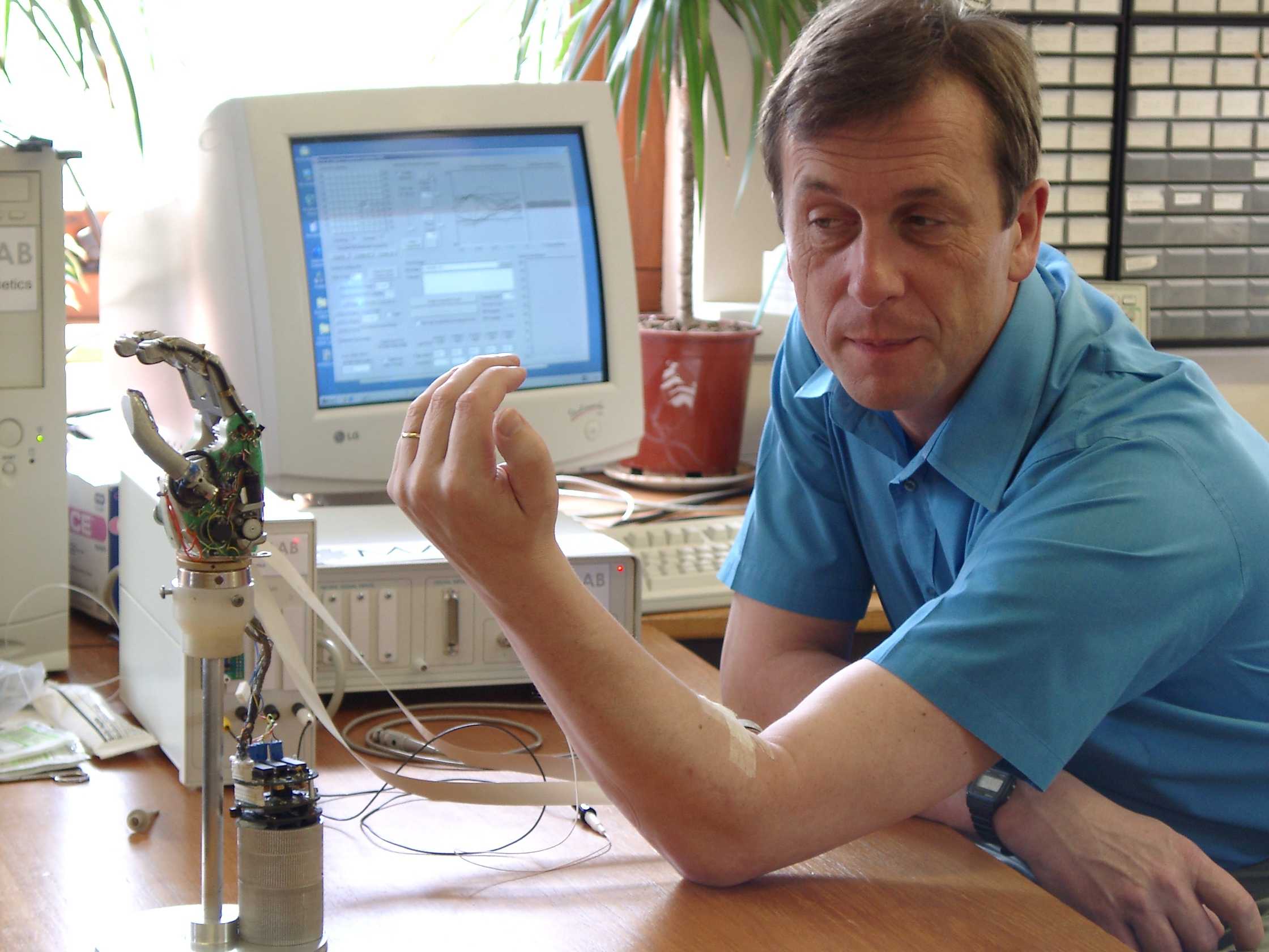 Kevin Warwick jako pierwszy wszczepił sobie pod skórę mikronadajnik, dzięki któremu był rozpoznawany przez sieć komputerową swego laboratorium. Dziennikarze niezwłocznie mianowali go "pierwszym cyborgiem". Kevin Warwick jako pierwszy wszczepił sobie pod skórę mikronadajnik, dzięki któremu był rozpoznawany przez sieć komputerową swego laboratorium. Dziennikarze niezwłocznie mianowali go "pierwszym cyborgiem".