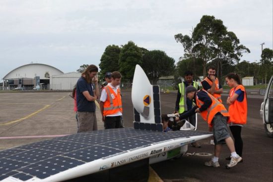 Zaprojektowany przez studentów z University of New South Wales pojazd napędzany tylko i wyłącznie energią słoneczną nazwany Sunswift IVy, pobił rekord Guinessa dla najszybszego zasilanego energią słoneczną pojazdu osiągając 88,738km/h. Próba bicia rekordu miała miejsce w bazie marynarki wojennej HMAS Albatross w Nowra w Australii. Poprzedni rekord pochodził z 1987r i wynosił 78km/h. Zaprojektowany przez studentów z University of New South Wales pojazd napędzany tylko i wyłącznie energią słoneczną nazwany Sunswift IVy, pobił rekord Guinessa dla najszybszego zasilanego energią słoneczną pojazdu osiągając 88,738km/h. Próba bicia rekordu miała miejsce w bazie marynarki wojennej HMAS Albatross w Nowra w Australii. Poprzedni rekord pochodził z 1987r i wynosił 78km/h.