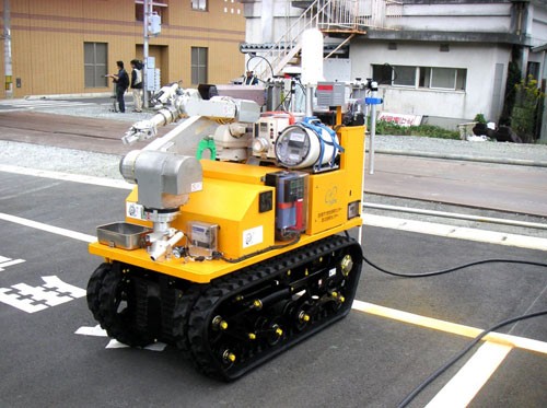 Do tej pory Japończycy wykorzystywali tylko ciężkie roboty Monirobo mające za zadanie monitorowanie promieniowania i zniszczeń. Maszyna ma 1,5m długości, porusza się na gąsienicach i wyposażona jest w ramię do zbierania próbek i usuwania przeszkód. Ma także zestaw czujników: promieniowania, temperatury, wilgotności oraz system kamer 3D – wszystko to chronione grubym kadłubem, by wrażliwej elektronice nie zaszkodziło promieniowanie. Monirobo waży 600 kilogramów i jest w stanie poruszać się z prędkością 2,4 kilometra na godzinę, a sterujący nim może znajdować się nawet kilometr od robota. Monirobo