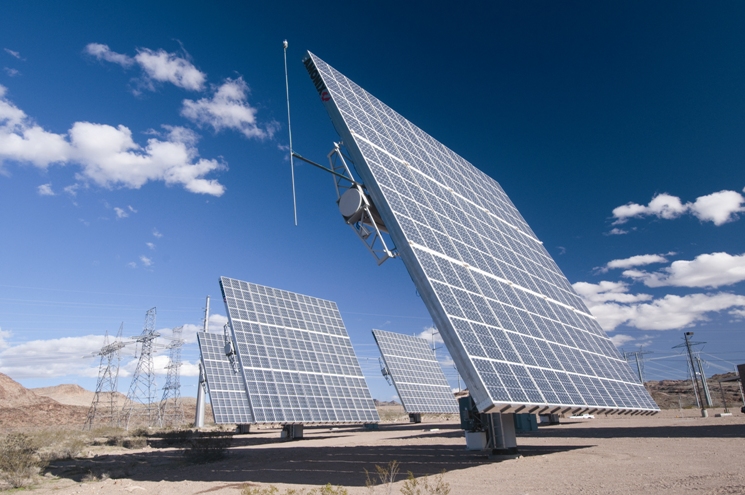 Ogromne panele słoneczne jak te o szerokości 24 m na zdjęciu zostaną zainstalowane na farmie słonecznej o mocy 30MW wspieranej przez Departament Energii USA, fot. Amonix Ogromne panele słoneczne o szerokości 24 m jak te na zdjęciu zostaną zainstalowane na farmie słonecznej o mocy 30MW wspieranej przez Departament Energii USA