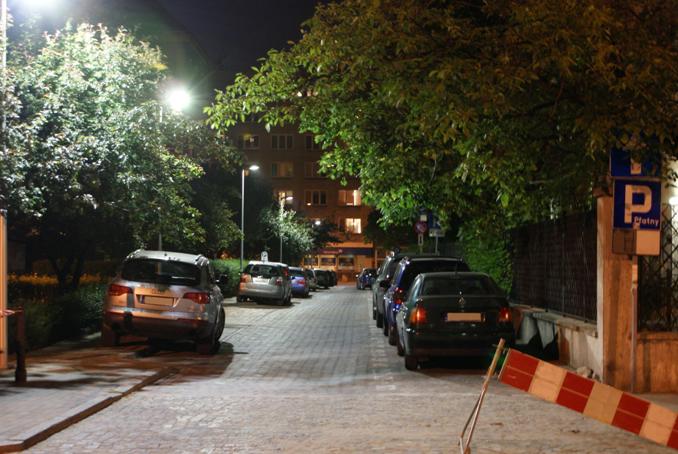 Ulica Calinescu w Warszawie oświetlona LED’owymi oprawami ulicznymi z rodziny CitySoul. Ulica Calinescu w Warszawie oświetlona LED’owymi oprawami ulicznymi z rodziny CitySoul.