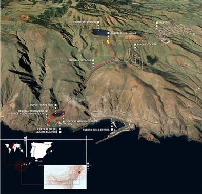 Mapa El Hierro - Na planie wyspy El Hierro widać dolny zbiornik i hydroelektrownię, znajdujące się blisko morza oraz - nieco dalej, na wzgórzach - górny zbiornik i elektrownię wiatrową. Mapa El Hierro