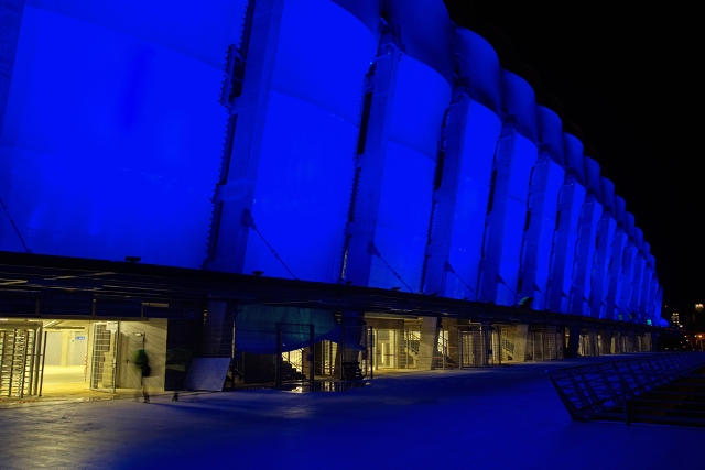 oświetlenie LED&rsquo;owe w kolorze niebieskim na stadionie Lecha w Poznaniu