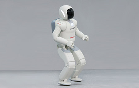ASIMO bez problemu pokonuje nier&oacute;wne powierzchnie.