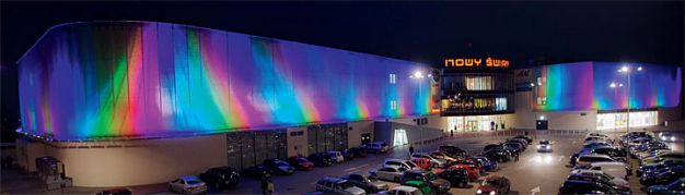 Oświetlona LED&rsquo;ami fasada centrum handlowego &bdquo;Nowy Świat&rdquo; w Rzeszowie.