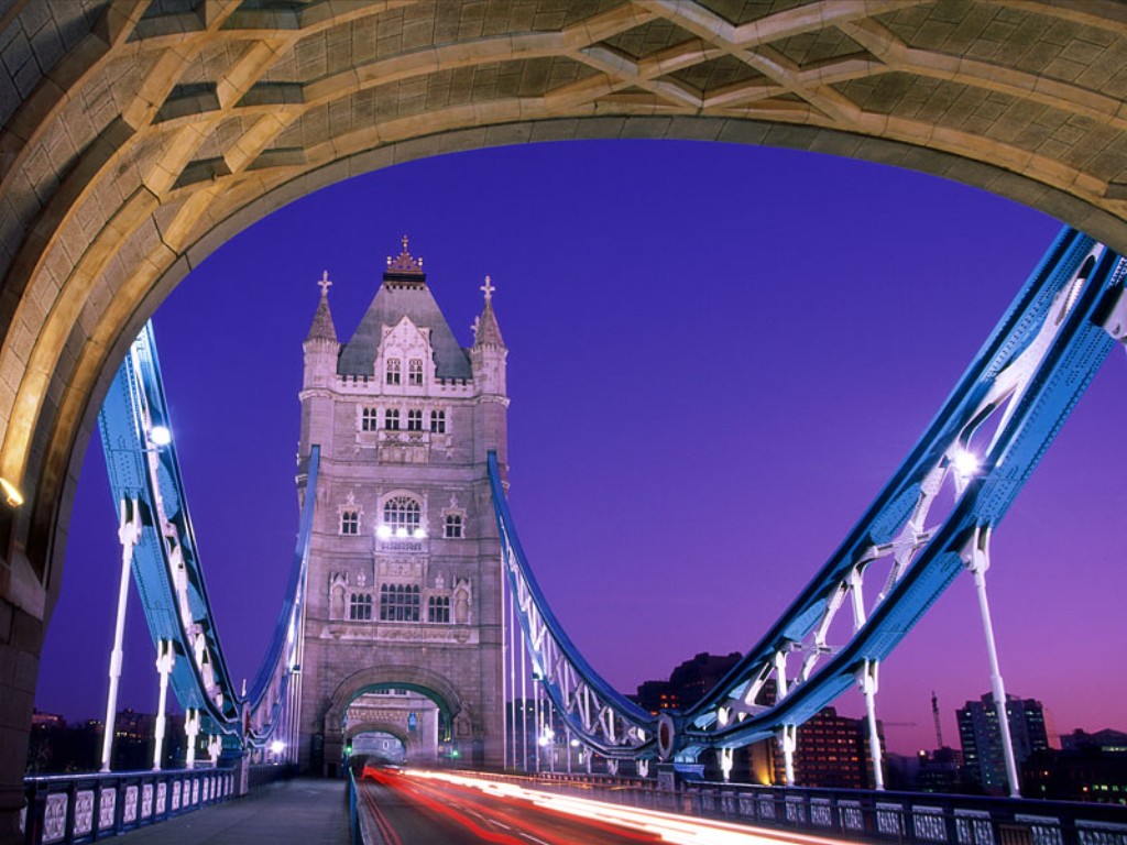 Tower Bridge - widok z ulicy