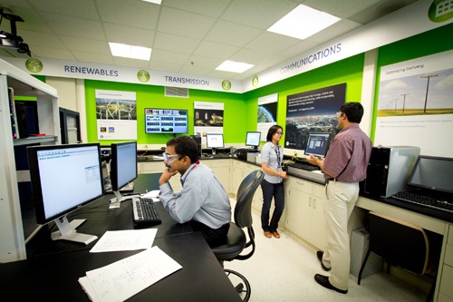 Laboratorium inteligentnych sieci w globalnym centrum badawczym GE w Niskayuna (stan Nowy Jork), gdzie prowadzone są badania nad samochodami elektrycznymi. Laboratorium inteligentnych sieci w globalnym centrum badawczym GE w Niskayuna (stan Nowy Jork), gdzie prowadzone są badania nad samochodami elektrycznymi.