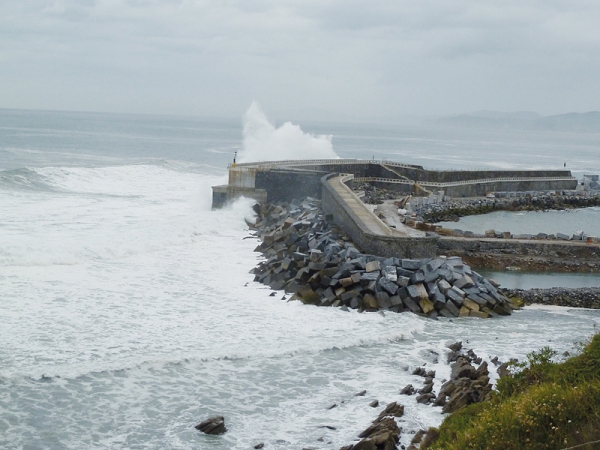 Pierwsza komercyjna elektrownia zasilana energią fal morskich, fot. wavegen.co.uk pierwsza elektrownia zasilana energią fal morskich