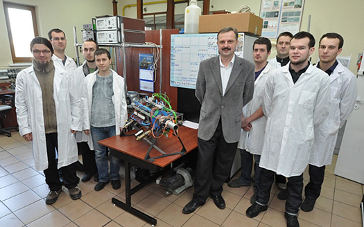 Prof. AGH Krzysztof Wojciechowski z Wydziału Inżynierii Materiałowej i Ceramiki wraz z zespołem pracuje nad generatorem termoelektrycznym, kt&oacute;ry ma przekształcać ciepło spalin silnik&oacute;w samochodowych w energię elektryczną. 