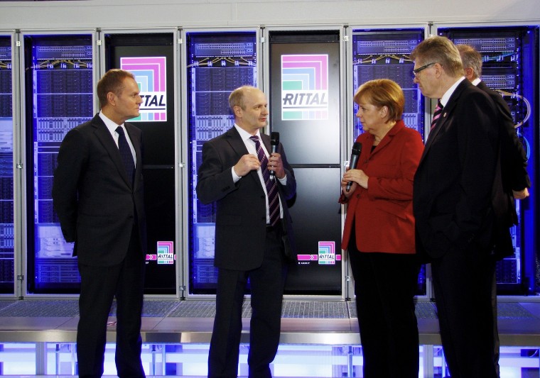 Friedhelm Loh wita niemiecką kanclerz Angelę Merkel oraz polskiego szefa rządu Donalda Tuska na stoisku targowym Rittal. Friedhelm Loh wita niemiecką kanclerz Angelę Merkel oraz polskiego szefa rządu Donalda Tuska na stoisku targowym Rittal.