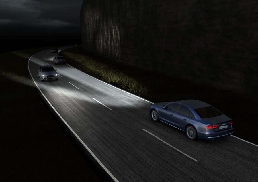 Gdy podczas jazdy specjalna kamera zainstalowana w Audi A8 zidentyfikuje pojazdy nadjeżdżające z przeciwka, to reflektory Audi Matrix automatycznie dostosują zasięg i moc świateł drogowych, wyłączając odpowiednie zespoły diod. System pracuje tak precyzyjnie, że nadjeżdżające z naprzeciwka lub wyprzedzane pojazdy nie są oślepiane, natomiast przestrzeń pomiędzy samochodami oraz wokół naszego Audi jest nadal doskonale oświetlona. Im bliżej znajduje się nadjeżdżający pojazd, tym więcej diod wyłącza się lub przyciemnia. Gdy podczas jazdy specjalna kamera zainstalowana w Audi A8 zidentyfikuje pojazdy nadjeżdżające z przeciwka, to reflektory Audi Matrix automatycznie dostosują zasięg i moc świateł drogowych, wyłączając odpowiednie zespoły diod. System pracuje tak precyzyjnie, że nadjeżdżające z naprzeciwka lub wyprzedzane pojazdy nie są oślepiane, natomiast przestrzeń pomiędzy samochodami oraz wokół naszego Audi jest nadal doskonale oświetlona. Im bliżej znajduje się nadjeżdżający pojazd, tym więcej diod wyłącza się lub przyciemnia.