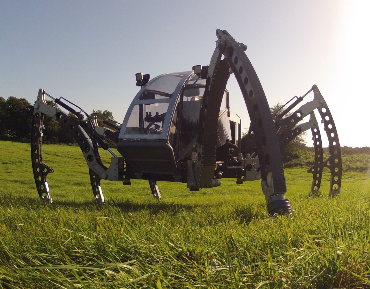 Sześcionożny robot o nazwie &ldquo;Mantis&rdquo; jest wykorzystywany w przemyśle filmowym, ale także w innych branżach, np. w bezzałogowych wypraw podmorskich lub do pracy w środowiskach wrażliwych na uszkodzenie ternu. Bosch Rexroth jest dostawcą kluczowych komponent&oacute;w hydraulicznych oraz fachowej wiedzy w dziedzinie hydrauliki dla tego robota. (Zdjęcie: Matt Denton, Micromagic Systems)