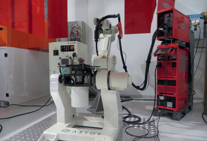 Zrobotyzowane spawanie z robotem Kawasaki FA006E z pozycjonerem dwuosiowym w technologii CMT Zrobotyzowane spawanie z robotem Kawasaki FA006E z pozycjonerem dwuosiowym w technologii CMT