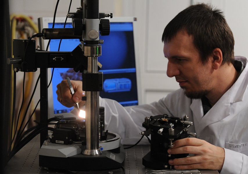 Do budowy subatomowego bitu użyto porficenu, związku od lat badanego w Instytucie Chemii Fizycznej Polskiej Akademii Nauk w Warszawie. Na zdjęciu doktorant Sylwester Gawinkowski przygotowuje pr&oacute;bkę porficenu do badań. (Źr&oacute;dło: IChF PAN, Grzegorz Krzyżewski)