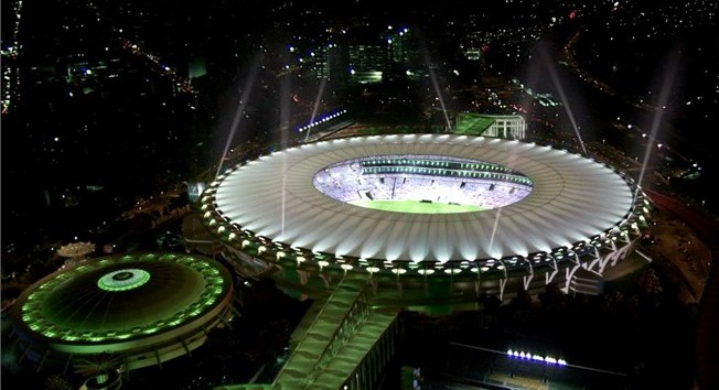 Stadion im. Mario Filho, znanego powszechnie jako Maracan&atilde; nocą wygląda jak obiekt nie z tej ziemi. 