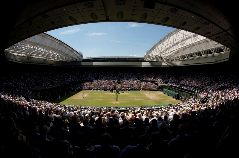 Składanie dachu po pojawieniu się słońca w trakcie trwania zawod&oacute;w w Wimbledonie, fot. ELTC/Thomas Lovelock