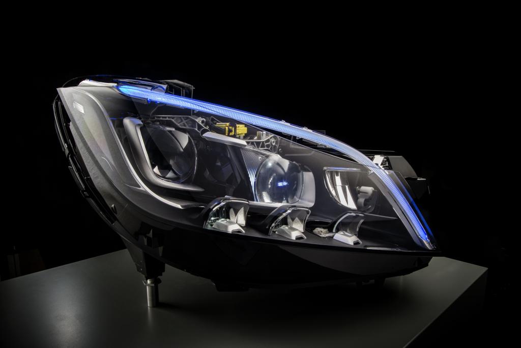 Mercedes-Benz zaprojektował wysokowydajne reflektory LED zapewniające zasięg do 485 m Mercedes-Benz zaprojektował wysokowydajne reflektory LED zapewniające zasięg do 485 m
