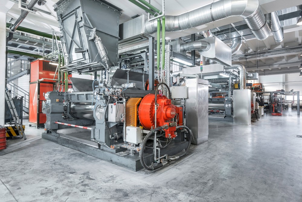 Napędy hydrauliczne H&auml;gglunds w mikserach i walcarkach w firmie Polymer Technik Elbe GmbH (Niemcy)