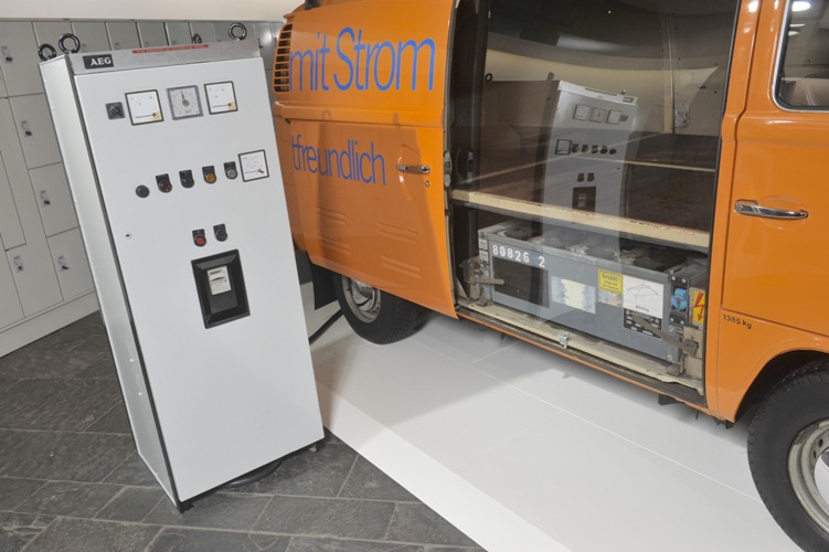 Volkswagen prezentuje historycznego elektrycznego &bdquo;Og&oacute;rka&rdquo;, czyli Transportera Bulli T2