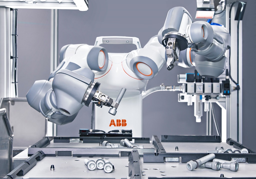 Robot YuMi przy pracy