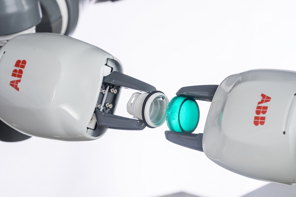 Funkcjonalność robota YuMi pozwala na wykorzystanie urządzenia w wielu branżach, gdzie precyzja, szybkość, a przede wszystkim bezpieczeństwo, są kluczowymi cechami produkcji.