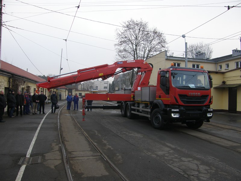 Nowy pojazd drogowo-szynowy MWMB służy m.in. do wkolejania tramwajów po wypadnięciu z szyn lub holowania uszkodzonych wagonów. Nowy pojazd drogowo-szynowy MWMB służy m.in. do wkolejania tramwajów po wypadnięciu z szyn lub holowania uszkodzonych wagonów.