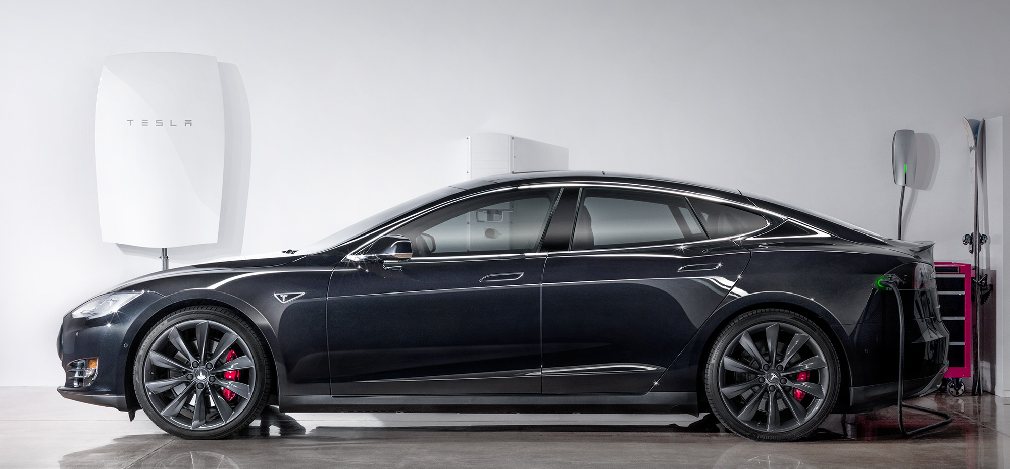 Montowane na ścianie baterie Tesla Powerwall