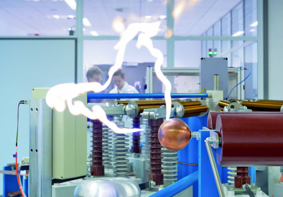 Akredytowane laboratorium ochrony przed przepięciami Phoenix Contact, kt&oacute;re w istotny spos&oacute;b przyczyniło się do narodzin nowej rodziny SEC