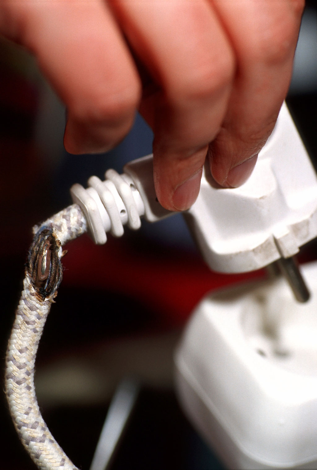 Przetarty lub uszkodzony kabel. (Fot.: IECEE) Przetarty lub uszkodzony kabel. (Fot.: IECEE)