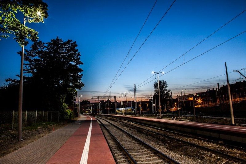 Lepiej oświetlone i bezpieczniejsze perony oraz przejazdy kolejowo-drogowe dzięki technologii LED Lepiej oświetlone i bezpieczniejsze perony oraz przejazdy kolejowo-drogowe dzięki technologii LED