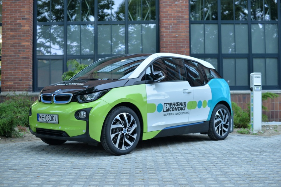 Każdy uczestnik szkoleń może szansę odbyć kr&oacute;tką przejażdżkę naszym elektrycznym BMW I3