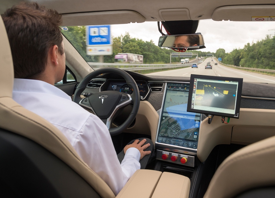 Zautomatyzowana jazda samochodem – Bosch rozpoczął testy tego rozwiązania na drogach w 2013 roku. Zautomatyzowana jazda samochodem – Bosch rozpoczął testy tego rozwiązania na drogach w 2013 roku.