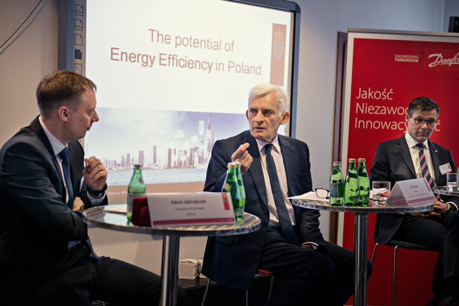 Debata efektywność energetyczna z udziałem Jerzego Buzka Zdjęcia z debaty, od lewej: Adam Jędrzejczak, Jerzy Buzek i Ambasador Danii Steen Hommel.