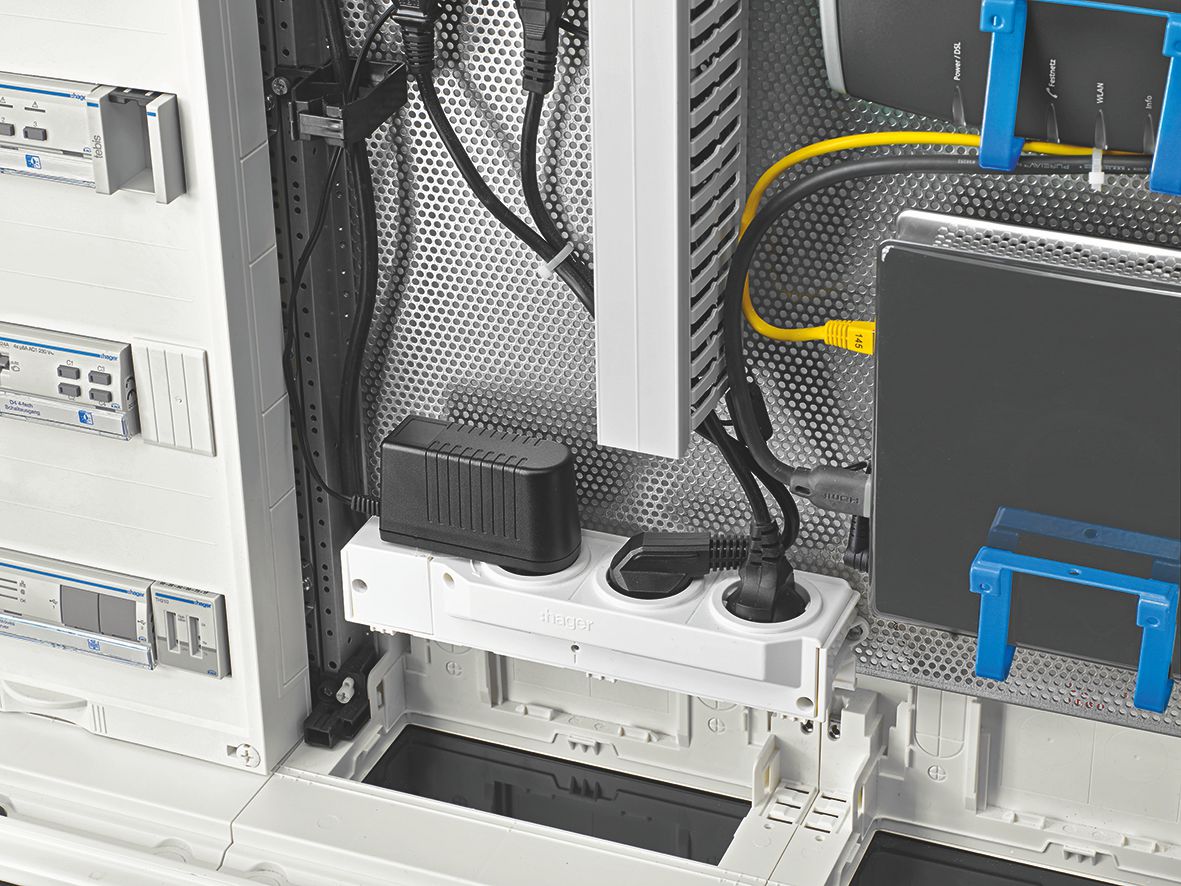 Rozdzielnice volta multimedialne 3-, 4- i 5-rzędowe, są teraz standardowo wyposażone w 12 miejscowy patch-panel pod moduły teleinformatyczne, perforowane płyty montażowe i potr&oacute;jne, obrotowe gniazda zasilające 230 V.