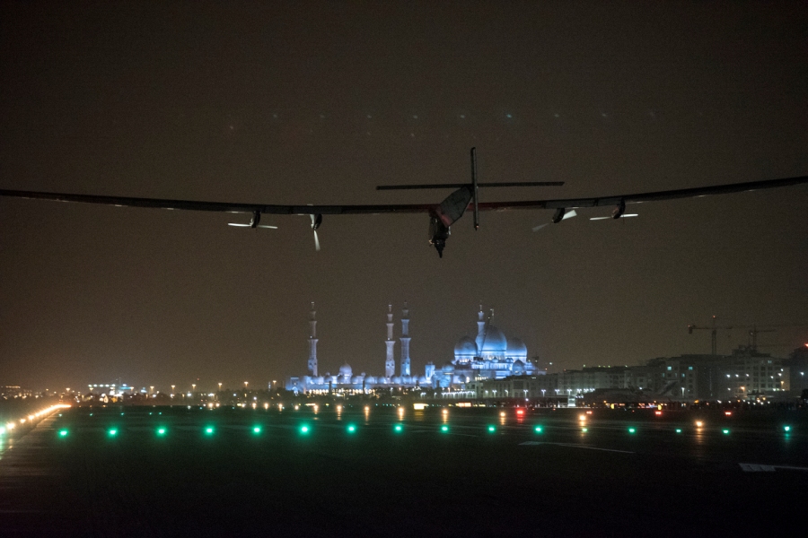 po trwającym 48 godzin i 37 minut locie z Kairu, Solar Impulse wylądował w punkcie początkowym swojej podr&oacute;ży w Abu Zabi.