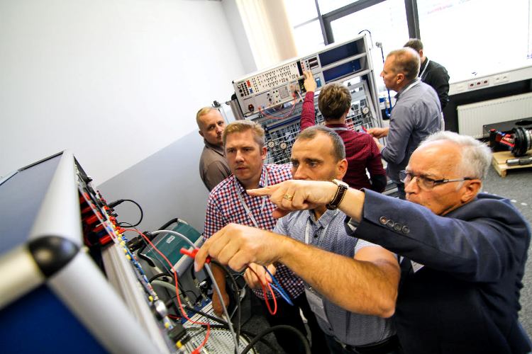 Uczestnicy konferencji technicznej wzięli udział w szeregu wykład&oacute;w, ćwiczeń oraz szkoleń, w tym r&oacute;wnież w szkoleniach praktycznych na stanowiskach dydaktycznych Rexroth.