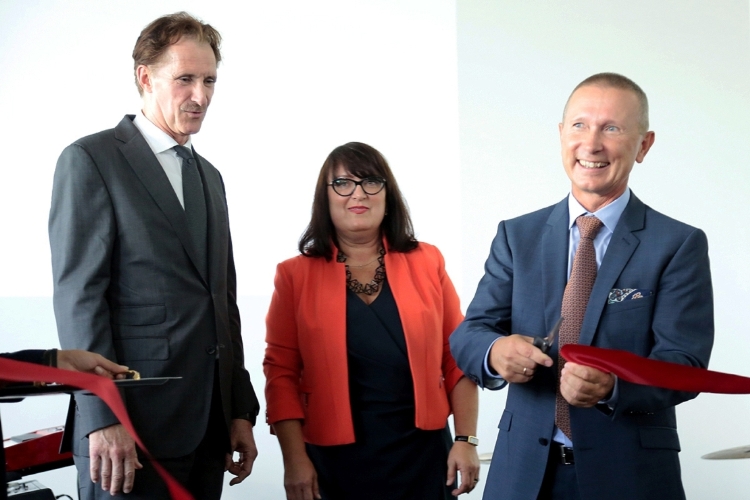 Uroczyste przecięcie wstęgi. Na zdjęciu (od lewej): przedstawiciel Hager Group - Chief Operating Officer Bertrand Schmitt, Daria Szczepańska, Jacek Lubecki. Fot: Hager