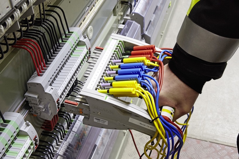 Nowe możliwości w stacjach elekroenergetycznych: Zakład Energetyczny w Monachium modernizuje swoje rozdzielnie z użyciem systemu kontrolno pomiarowego FAME firmy Phoenix Contact