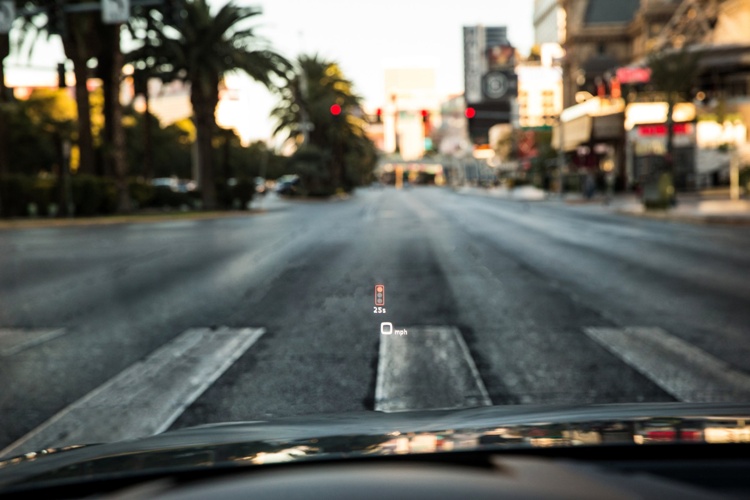 Kierowca widzi w Audi virtual cockpit lub na wyświetlaczu danych na szybie head-up display, czy jest w stanie dojechać z dozwoloną prędkością do kolejnego sygnalizatora na kt&oacute;rym pali się zielone światło.