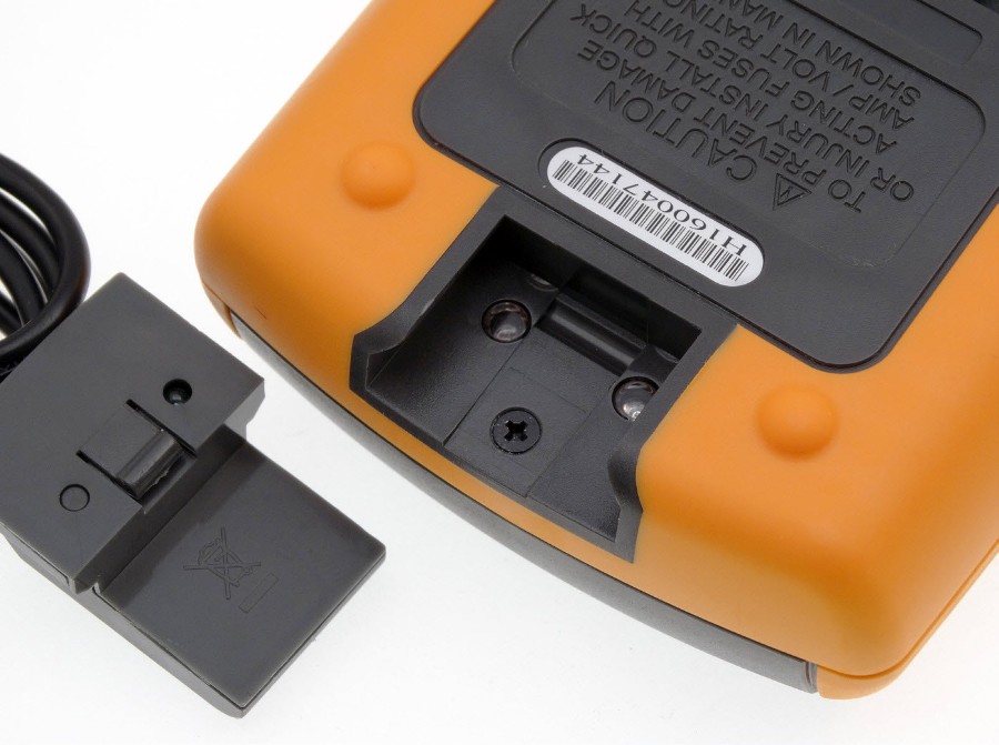 Optoizolowane złącze kabla interfejsu USB zamontowano na g&oacute;rze obudowy. Oprogramowanie uruchomione na komputerze PC pełni funkcję loggera wynik&oacute;w pomiar&oacute;w. Umożliwia tym samym obserwowanie i wyznaczanie trend&oacute;w.